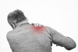 シニア男性肩の痛み